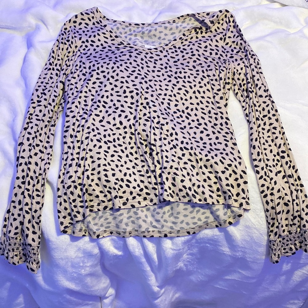 Maurices Spotted Long Sleeve Rounded Neck Line Elastic Cuffs Sz M